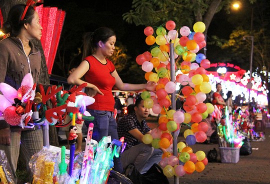 Đồ chơi Noel lấp lánh sắc màu khắp hè phố Sài Gòn - 7