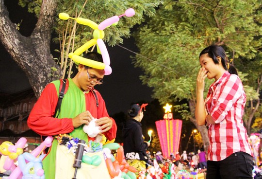 Đồ chơi Noel lấp lánh sắc màu khắp hè phố Sài Gòn - 6