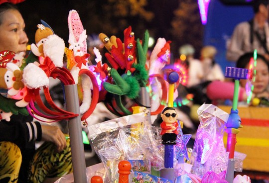 Đồ chơi Noel lấp lánh sắc màu khắp hè phố Sài Gòn - 8