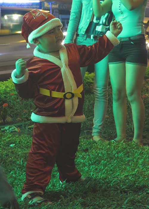 Ngắm những ông già Noel nhí siêu đáng yêu trên phố - 5