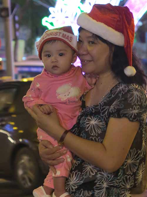 Ngắm những ông già Noel nhí siêu đáng yêu trên phố - 6