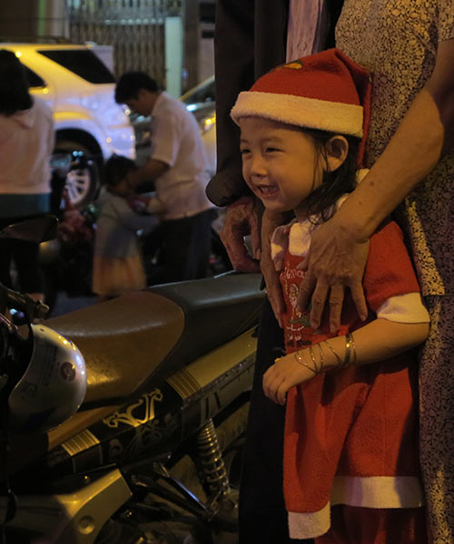 Ngắm những ông già Noel nhí siêu đáng yêu trên phố - 7