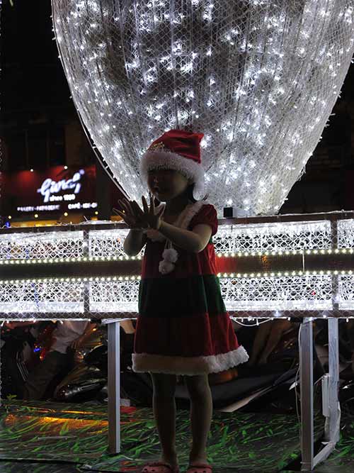 Ngắm những ông già Noel nhí siêu đáng yêu trên phố - 8