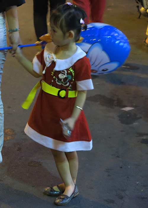 Ngắm những ông già Noel nhí siêu đáng yêu trên phố - 9