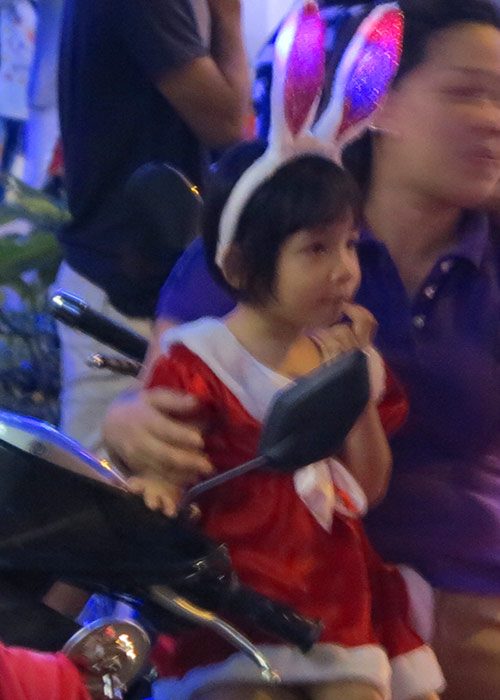 Ngắm những ông già Noel nhí siêu đáng yêu trên phố - 10