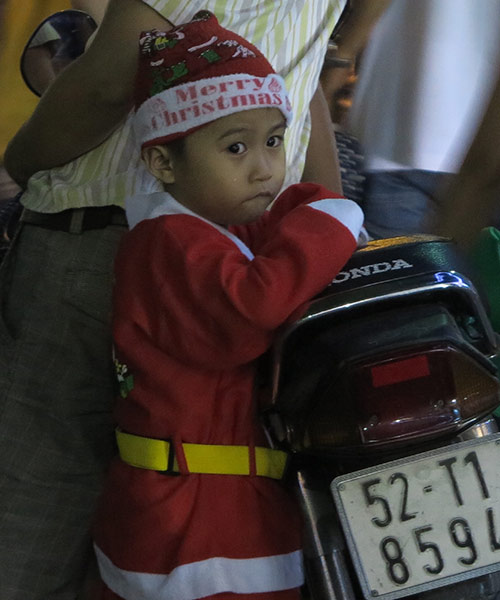 Ngắm những ông già Noel nhí siêu đáng yêu trên phố - 11