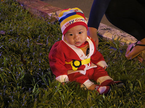 Ngắm những ông già Noel nhí siêu đáng yêu trên phố - 1