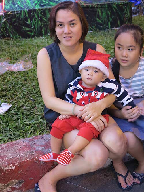 Ngắm những ông già Noel nhí siêu đáng yêu trên phố - 2