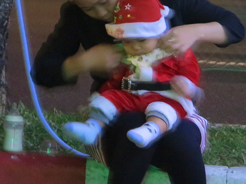 Ngắm những ông già Noel nhí siêu đáng yêu trên phố - 3