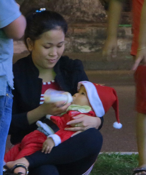 Ngắm những ông già Noel nhí siêu đáng yêu trên phố - 4