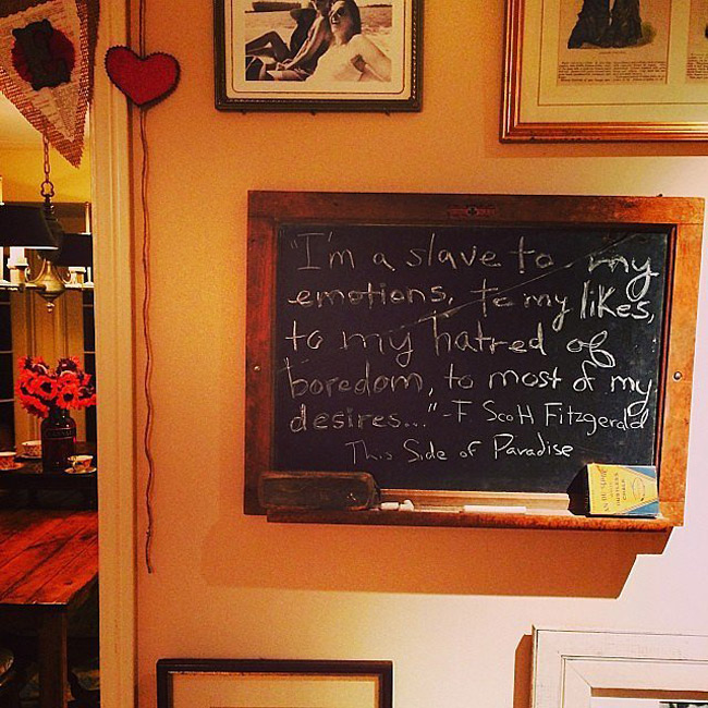 Chiếc bảng đa năng

Trên bức tường treo đầy tranh còn có một chiếc bảng đen phấn trắng. Không chỉ ghi những việc cần làm, những ý tưởng chợt nảy ra, mà Taylor còn ghi những câu nói ưa thích trong sách.
