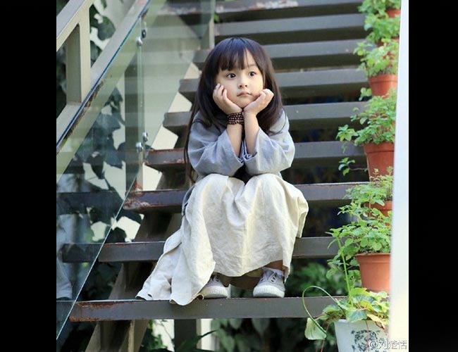 Lưu Sở Điềm đóng quảng cáo từ năm lên ba. Năm 2014, cô bé được nhiều người biết mặt chỉ tên khi lần lượt xuất hiện trong các show truyền hình lớn của đài Hồ Nam là Happy Camp, Hi! 2014.
