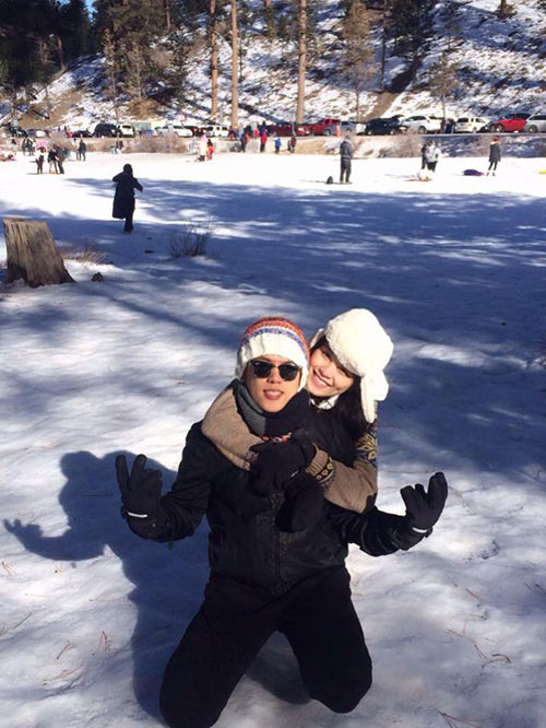HH Diễm Hương tình cảm với bạn trai trên tuyết - 1