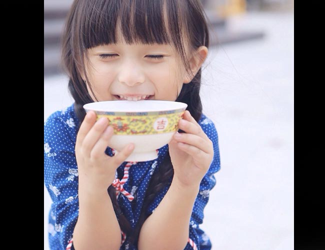 Sinh năm 2009 tại Phúc Kiến, Trung Quốc, hiện Lưu Sở Điềm mới 5 tuổi nhưng với khuôn mặt đẹp một cách 'hoàn hảo', cô bé sớm chạm ngõ điện ảnh với nhiều vai diễn ấn tượng.
