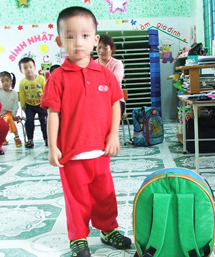 Bé 3 tuổi bị cô giáo đánh tím người vì liên tục vào nhà vệ sinh - 1