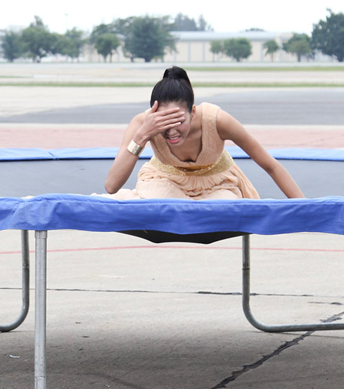 Thí sinh Next Top vất vả tạo dáng với máy bay - 7