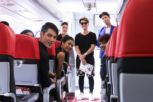 Thí sinh Next Top vất vả tạo dáng với máy bay - 3