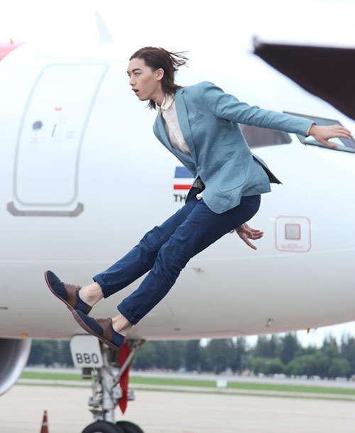 Thí sinh Next Top vất vả tạo dáng với máy bay - 6