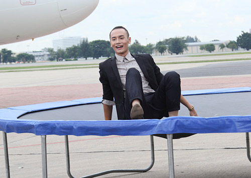 Thí sinh Next Top vất vả tạo dáng với máy bay - 8