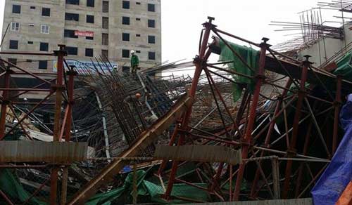 Hà Nội: Sập giàn giáo thi công đè lên taxi chở 4 người - 1