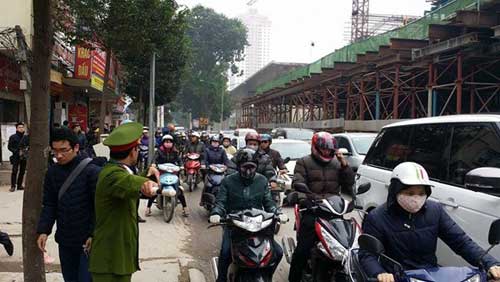 Hà Nội: Sập giàn giáo thi công đè lên taxi chở 4 người - 2