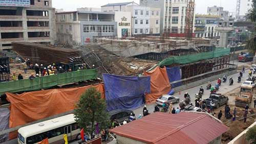 Hà Nội: Sập giàn giáo thi công đè lên taxi chở 4 người - 4