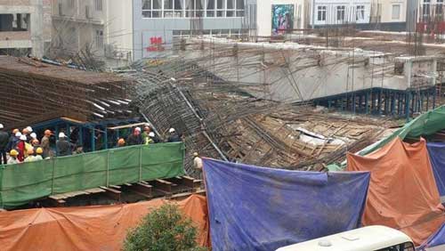 Hà Nội: Sập giàn giáo thi công đè lên taxi chở 4 người - 5