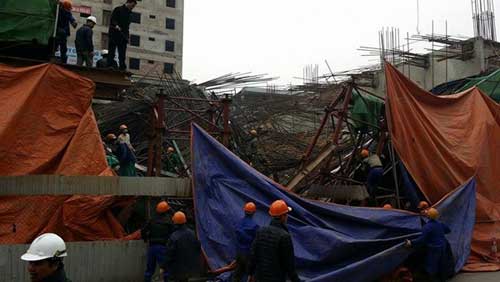 Hà Nội: Sập giàn giáo thi công đè lên taxi chở 4 người - 6