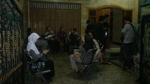 Người dân nơi cơ trưởng QZ8501 sống cầu nguyện cả đêm - 1