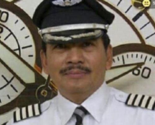 Người dân nơi cơ trưởng QZ8501 sống cầu nguyện cả đêm - 2