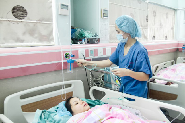 Sau khi việc khâu vết mổ đẻ hoàn thành, chị Bích Việt được đưa về phòng hậu phẫu.
