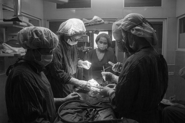 Trong khi đó, các bác sĩ phẫu thuật vẫn đang tiếp tục với ca mổ. Sau khi lấy thai ra, bác sĩ bóc bánh rau, lau sạch buồng tử cung và khâu tử cung lại.
