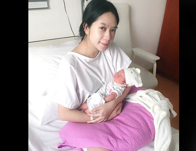 Vốn đã có kinh nghiệm chăm 2 con nhỏ nên Minh Hà rất thoải mái trong việc nuôi bé Sunny. 
