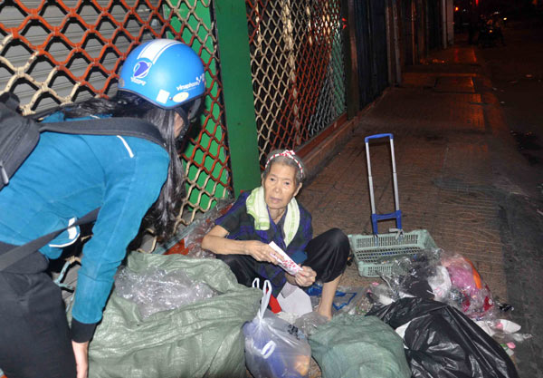 Sài Gòn: Ấm lòng người mưu sinh trong đêm ngày cuối năm - 5