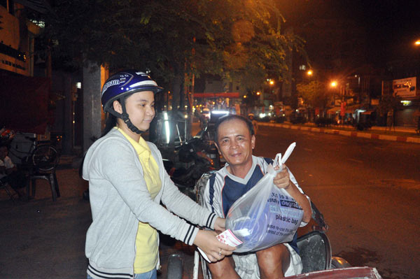 Sài Gòn: Ấm lòng người mưu sinh trong đêm ngày cuối năm - 6