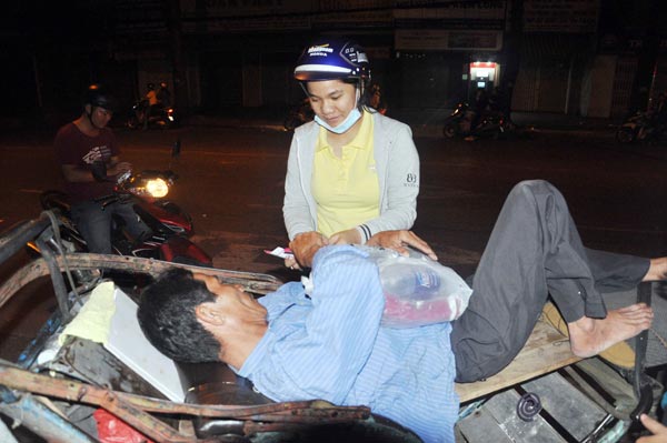 Sài Gòn: Ấm lòng người mưu sinh trong đêm ngày cuối năm - 2