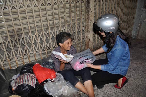 Sài Gòn: Ấm lòng người mưu sinh trong đêm ngày cuối năm - 1