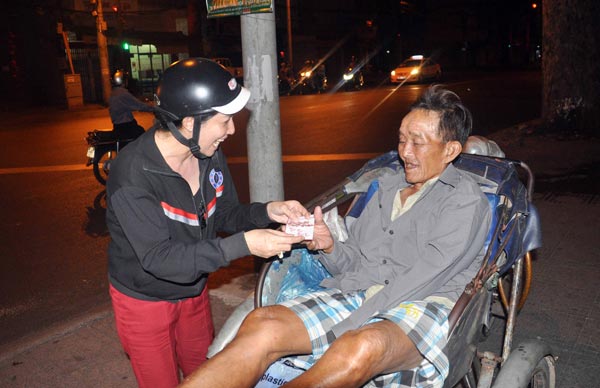 Sài Gòn: Ấm lòng người mưu sinh trong đêm ngày cuối năm - 3
