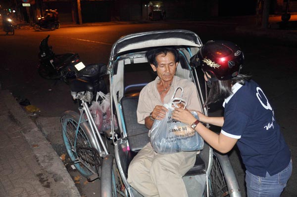 Sài Gòn: Ấm lòng người mưu sinh trong đêm ngày cuối năm - 7