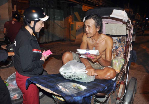 Sài Gòn: Ấm lòng người mưu sinh trong đêm ngày cuối năm - 12
