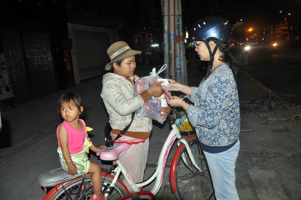 Sài Gòn: Ấm lòng người mưu sinh trong đêm ngày cuối năm - 9