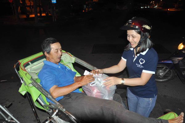 Sài Gòn: Ấm lòng người mưu sinh trong đêm ngày cuối năm - 11