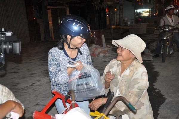 Sài Gòn: Ấm lòng người mưu sinh trong đêm ngày cuối năm - 8