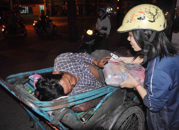 Sài Gòn: Ấm lòng người mưu sinh trong đêm ngày cuối năm - 10
