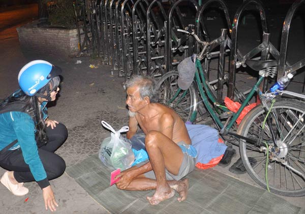 Sài Gòn: Ấm lòng người mưu sinh trong đêm ngày cuối năm - 14