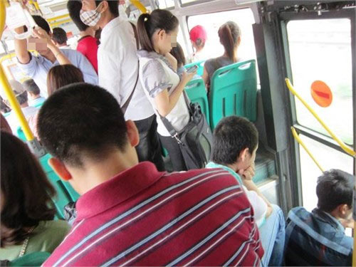 Nữ sinh nói gì về nạn quấy rối trên xe buýt? - 2
