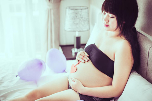 Bộ ảnh bầu táo bạo của mẹ 9x Sài Thành - 1