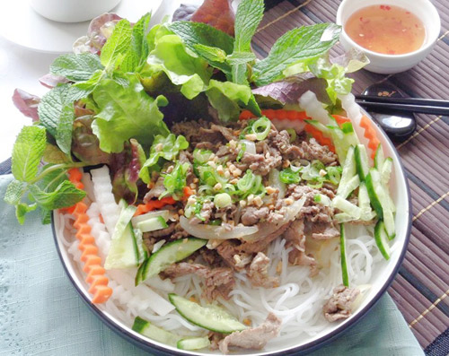 Thịt bò xào hành ăn kèm bún ngon ơi là ngon - 6