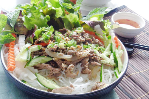 Thịt bò xào hành ăn kèm bún ngon ơi là ngon - 5