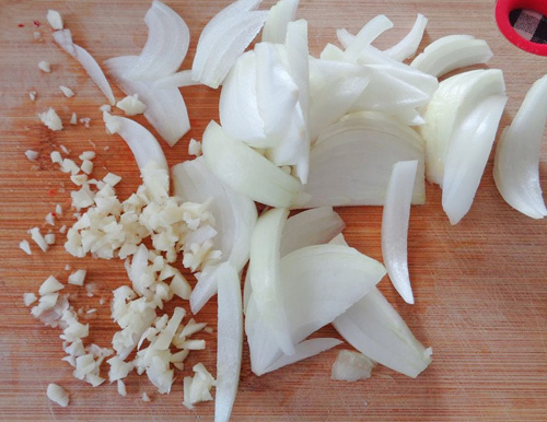 Thịt bò xào hành ăn kèm bún ngon ơi là ngon - 1